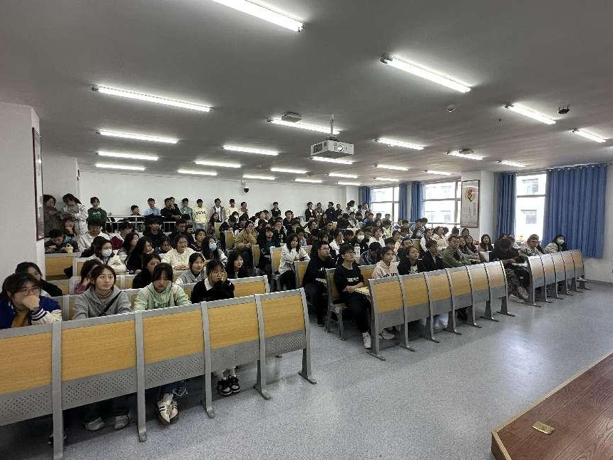 信息工程学院成功举办建院10周年学术交流系列活动——“新一代信息技术背景下系统开发技术框架和实践路径”技术讲座